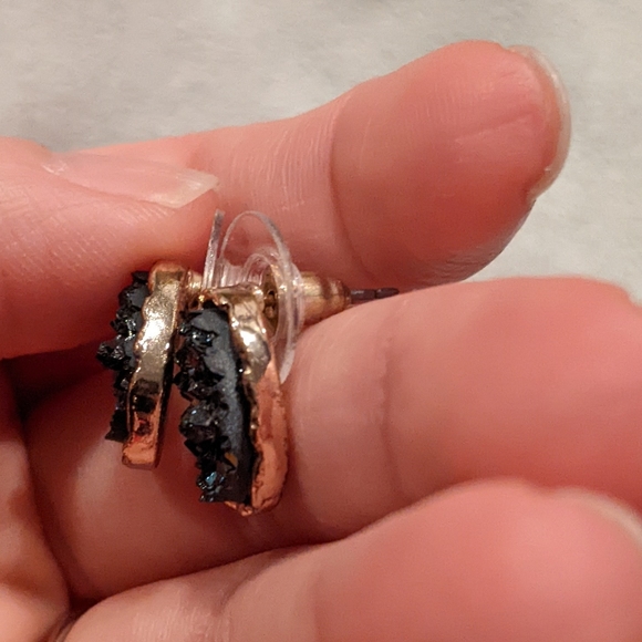 Dark purple iredescent druzy stud earrings - Picture 6 of 7